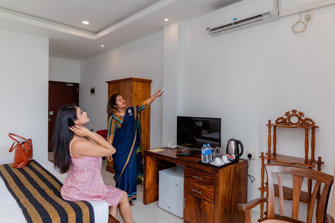 Hotel Centhara Beach Weligama Esterno foto